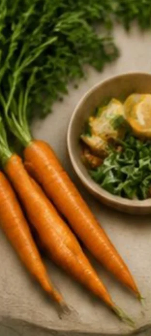 Botte de carottes fraîches et bol de légumes de saison
