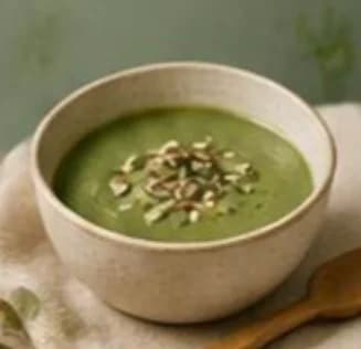 Velouté vert dans un bol en grès